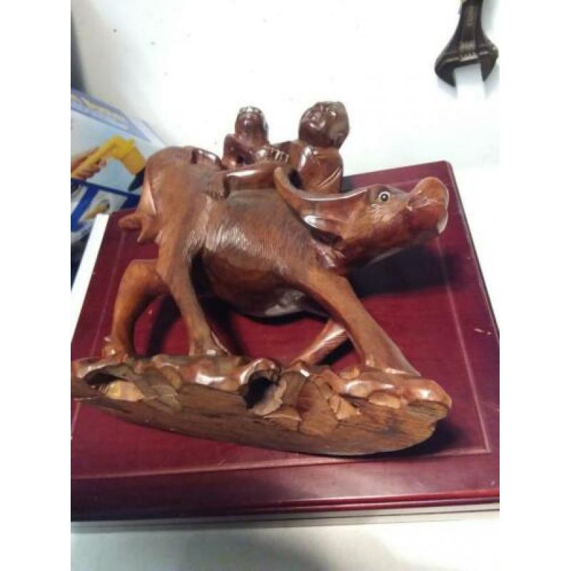 Houtsnijwerk uit Java / waterbuffel man en kind