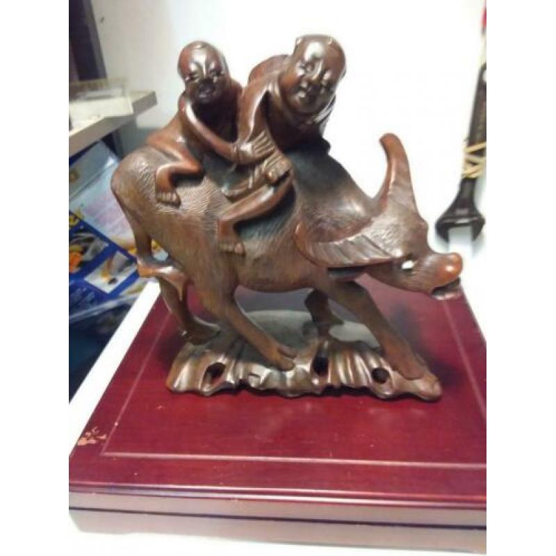 Houtsnijwerk uit Java / waterbuffel man en kind