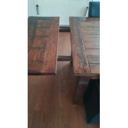 8 persoons koloniale tafel met 4 leren stoelen op wieltjes