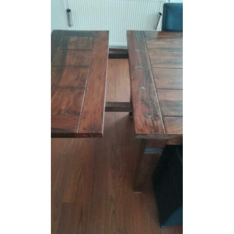 8 persoons koloniale tafel met 4 leren stoelen op wieltjes