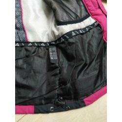 inq jas, windproof and breathable. veel vakjes, incl skipas,