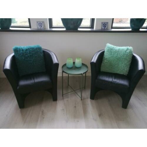 Zwarte kuipstoelen.