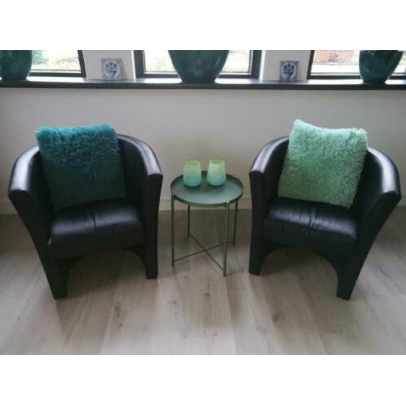 Zwarte kuipstoelen.