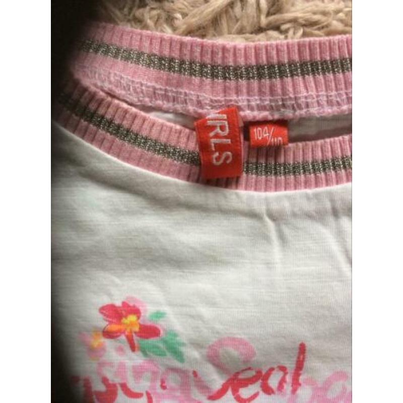 Te koop: wit shirtje voor een meisje maat 104/110