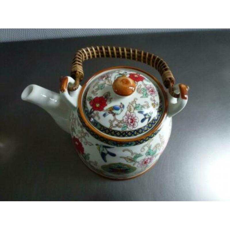 Japanse of Chinese theepot met 6 kommen, gemerkt