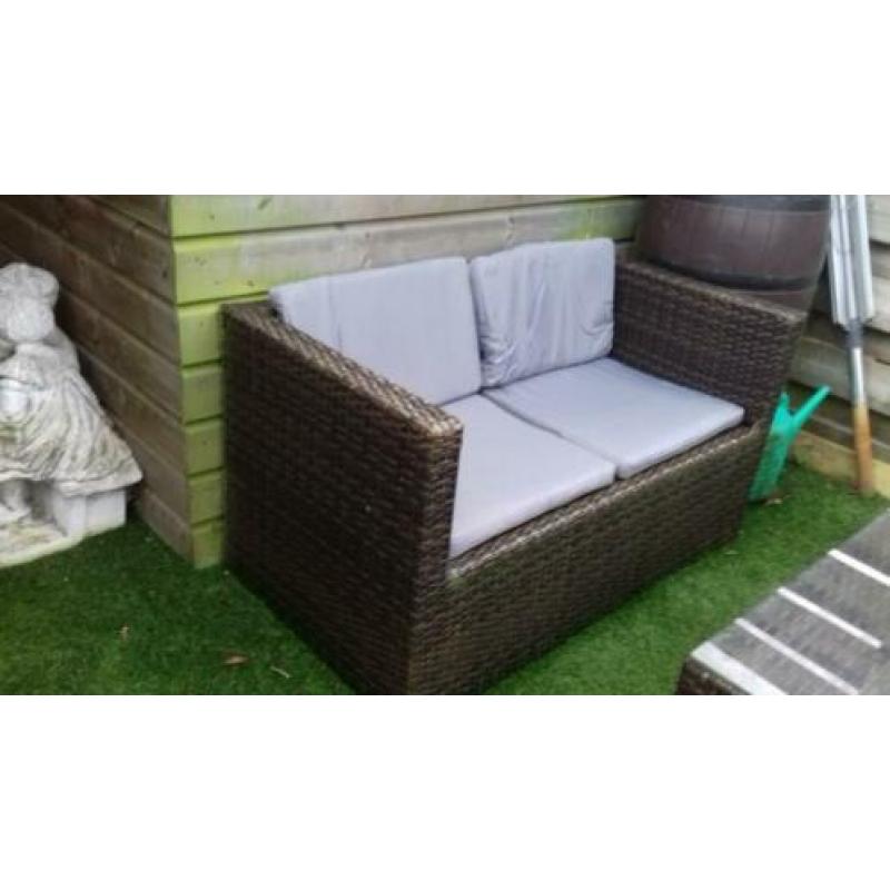 Wickerset 2-zitsbank, 2 stoelen en een tafel