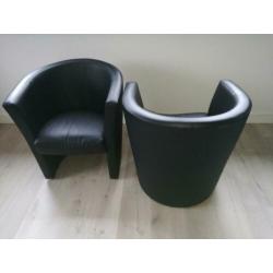 Zwarte kuipstoelen.