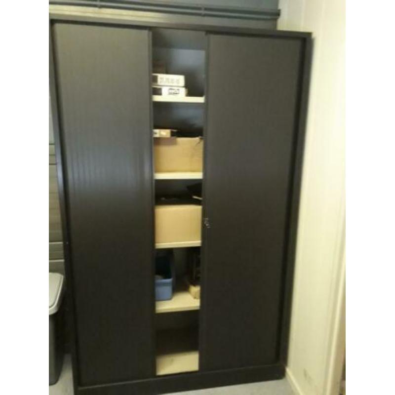 bureau plus stoel ook kantoorkast en tafel