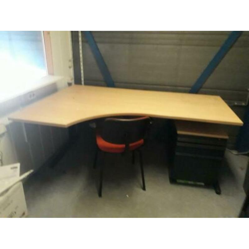 bureau plus stoel ook kantoorkast en tafel