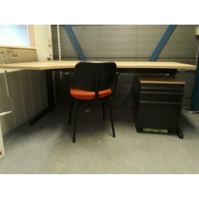 bureau plus stoel ook kantoorkast en tafel