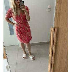 Mooi roze jurkje met print mt36/38 met korte mouwen