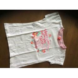 Te koop: wit shirtje voor een meisje maat 104/110
