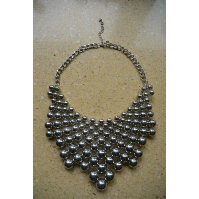 ketting bestaande uit 2 bruinleren + 1 zilverkleurig ketting