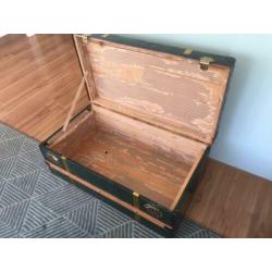 Oude kist. Salontafel