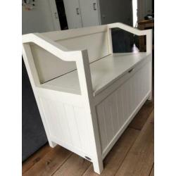 Houten bank met klep voor opbergruimte