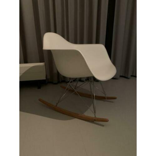 Schommelstoel Eames replica RAR