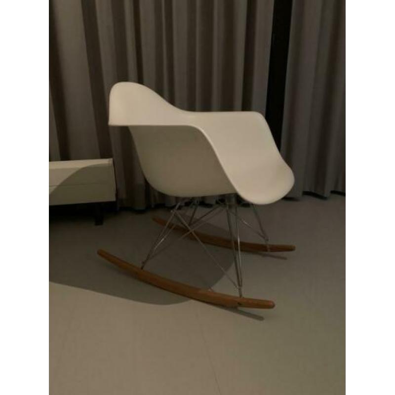 Schommelstoel Eames replica RAR