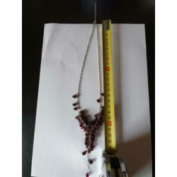 Zilveren ketting met granaat kralen
