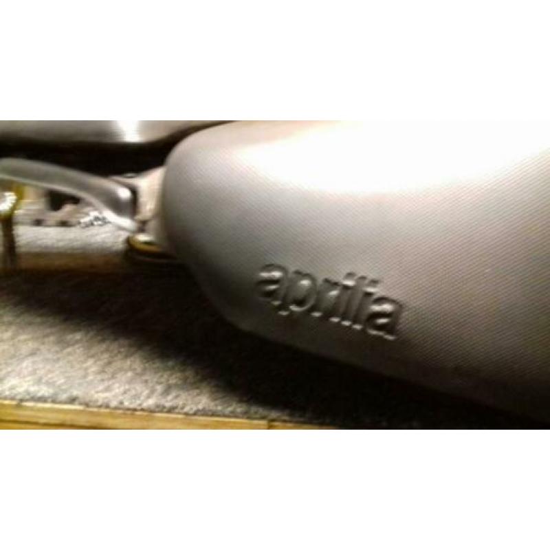 aprilia sr 50 zadel