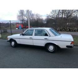 Mercedes 200 - W123