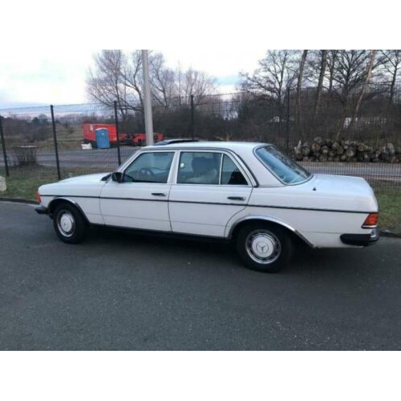 Mercedes 200 - W123