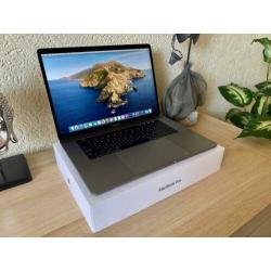 Macbook Pro 15" TouchBar 2017 2.9 I7 16GB+1TB SSD 5 Cycli