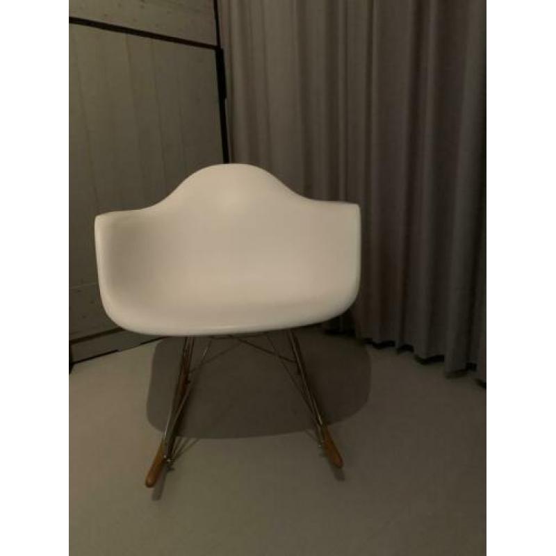 Schommelstoel Eames replica RAR