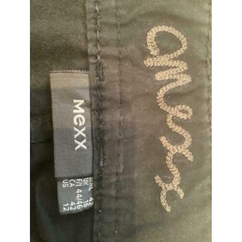 Leuke zwarte gave broekje van MEXX, maat 42.
