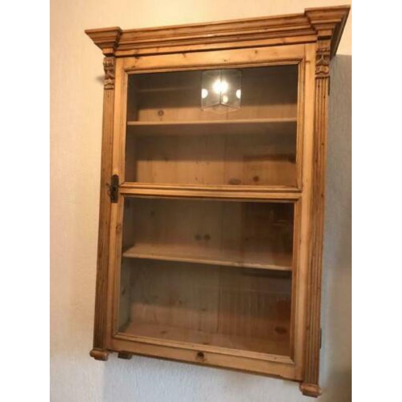 Grenen servies kast met glazen deur