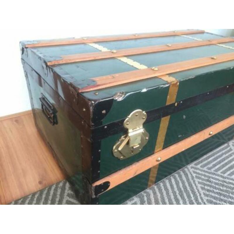 Oude kist. Salontafel
