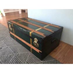 Oude kist. Salontafel
