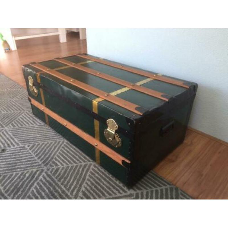 Oude kist. Salontafel
