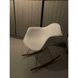 Schommelstoel Eames replica RAR
