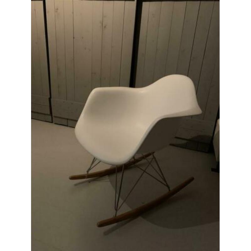 Schommelstoel Eames replica RAR
