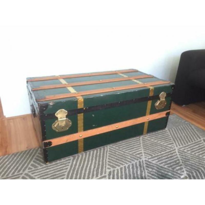 Oude kist. Salontafel