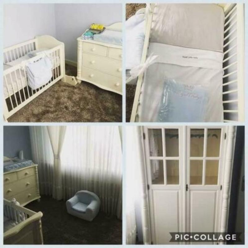 Babykamer Ledikant commode kledingkast muurplank baby's only