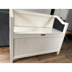 Houten bank met klep voor opbergruimte