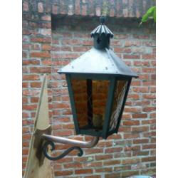 Koperen buitenlamp DE NOOD Model Dishoek met bronzen muurarm