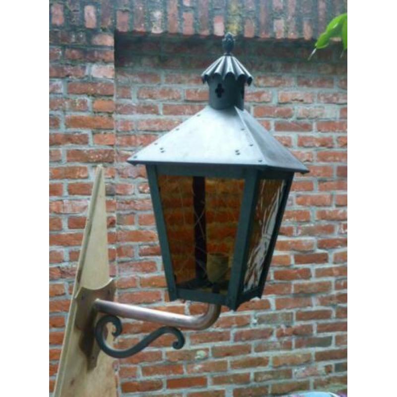 Koperen buitenlamp DE NOOD Model Dishoek met bronzen muurarm