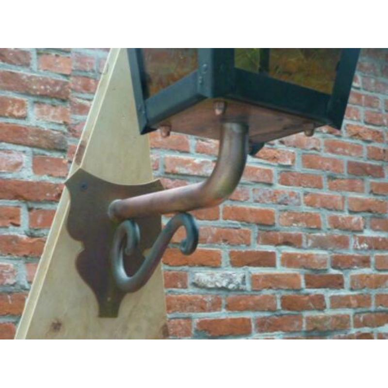 Koperen buitenlamp DE NOOD Model Dishoek met bronzen muurarm