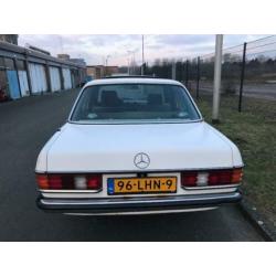 Mercedes 200 - W123