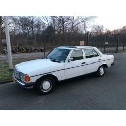 Mercedes 200 - W123