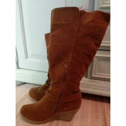 Mooie dames laarzen met sleehak 40 en blauwe pumps 39