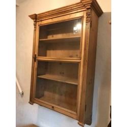 Grenen servies kast met glazen deur
