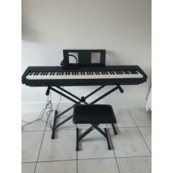Yamaha elektrische piano met koptelefoon, bank en standaard