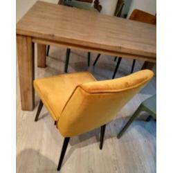 Eettafel + 4 stoelen. Geel, mintgroen, hout.