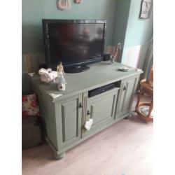 Dressoir. Groen . Punt onder beschadigd.