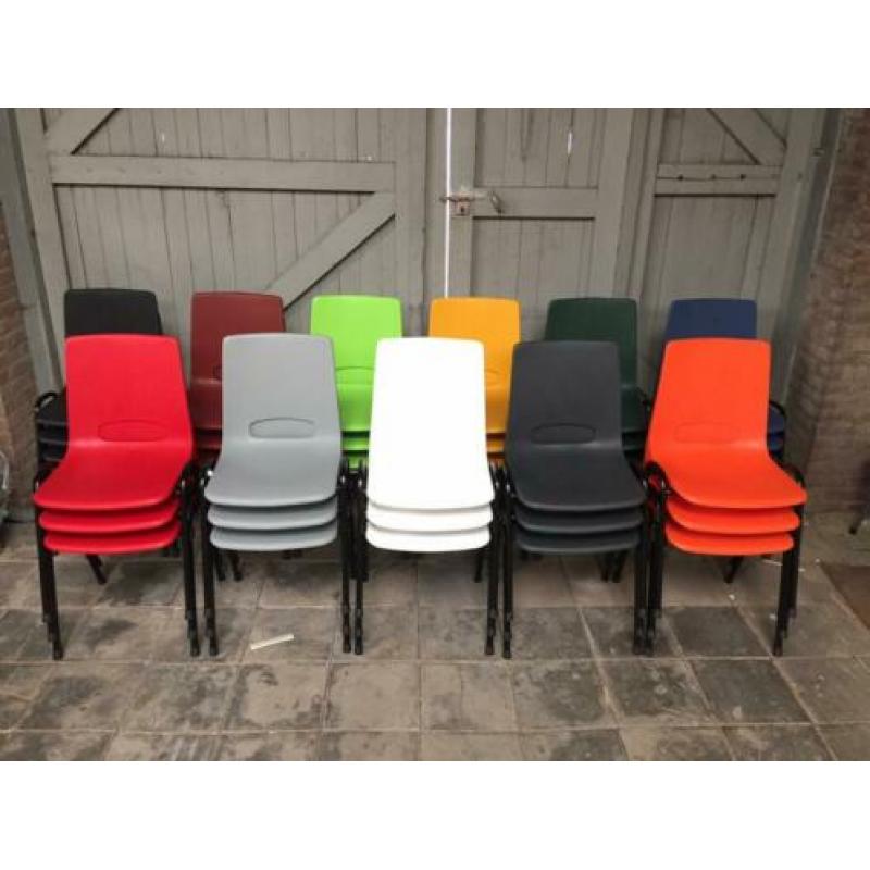 Nieuwe kunststof kuipstoelen stapelbare kantinestoelen