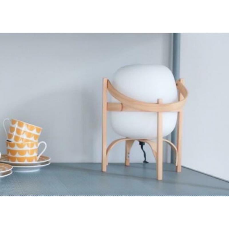Pas gekocht deze Santa & Cole tafellamp opaal glas hout lamp