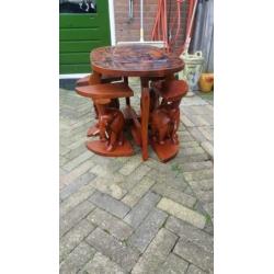 Uitgesneden tafel met 4 olifanten bijzet tafels eronder
